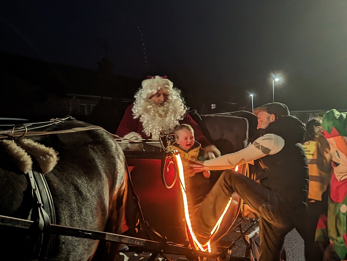 Santa Visits Killen 2022 - Claremount Drive   (6)